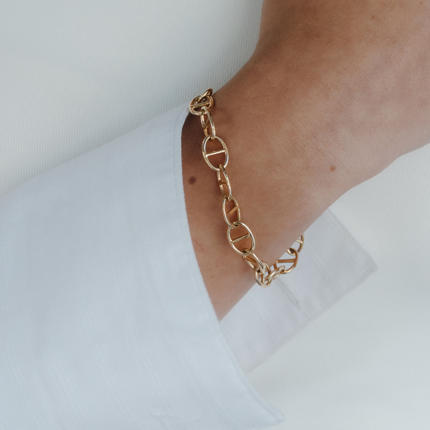 gold anchor link bracelet